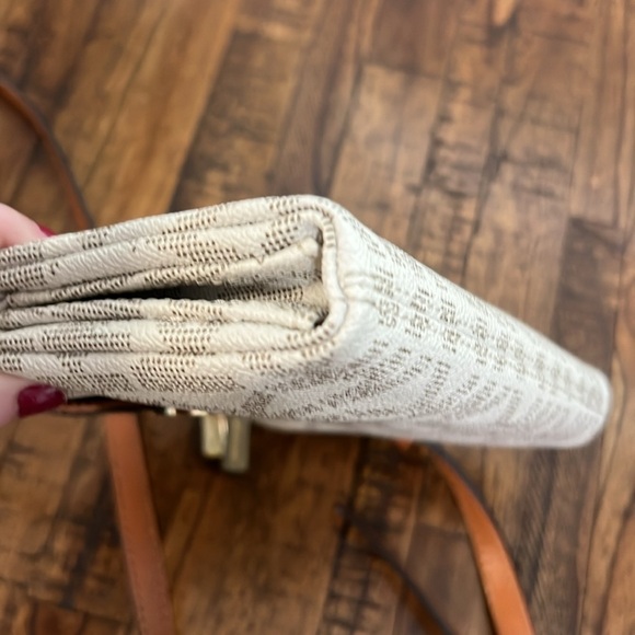 Michael Kors Fulton Large Crossbody Vanilla with gold hardware all over monogram - Picture 7 of 16